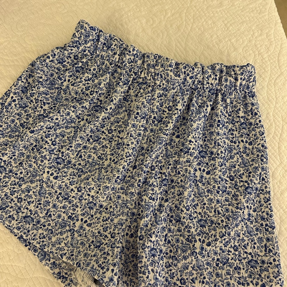 H&M Women's Blue and White Patterned Shorts